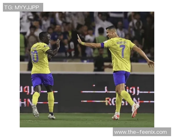 马内助攻助力球队逆转胜利展现团队合作精神与个人能力的完美结合