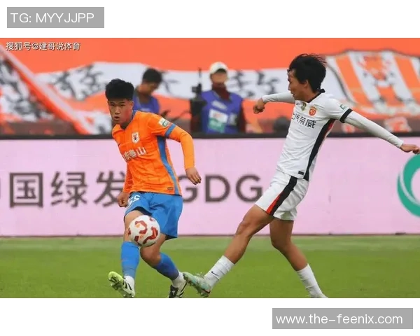 彭啸头球解围展现防守智慧助力球队稳固后防线 彭啸头球解围展现防守智慧助力球队稳固后防线